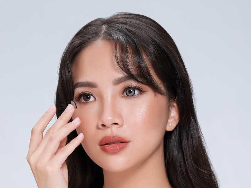 Dua Cara Untuk Memakai Softlens dengan Mudah